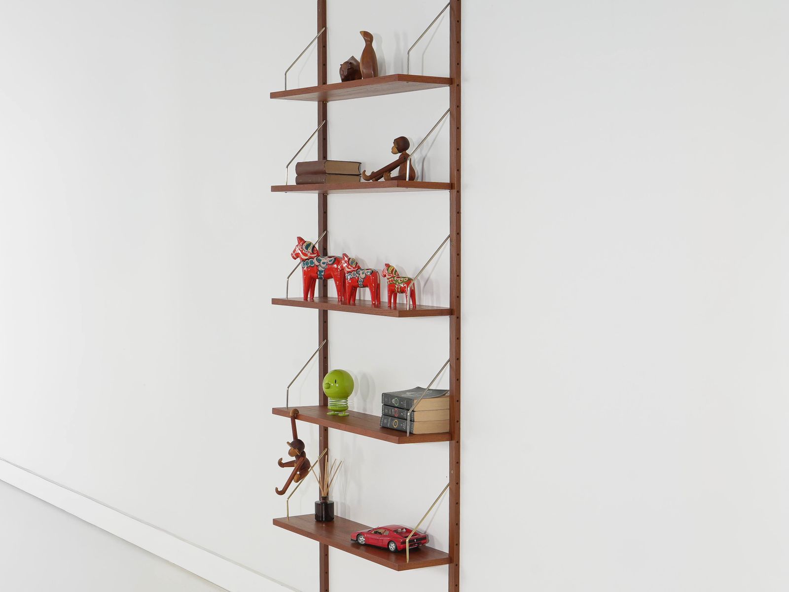 Deens teakfineer modulair wandrekken systeem ca. jaren 1970, vijf verstelbare planken photo Meubels