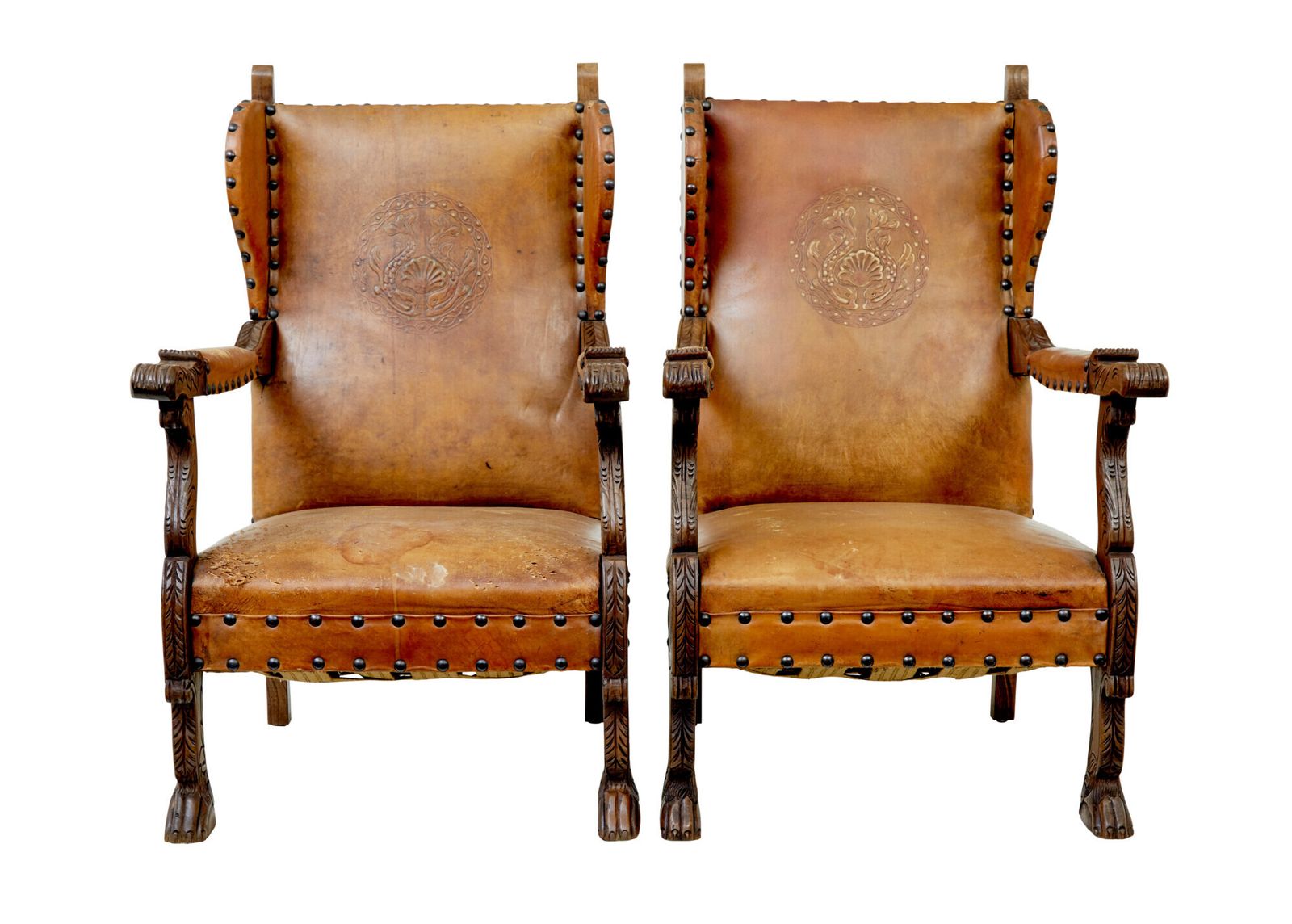 Paar 19e-eeuwse fauteuils van eikenhout en geborduurd leer