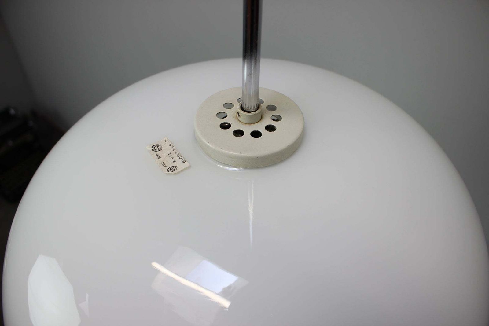 Tsjechoslowaakse Space Age hanglamp van opaline melkglas, jaren 1970 photo Verlichting