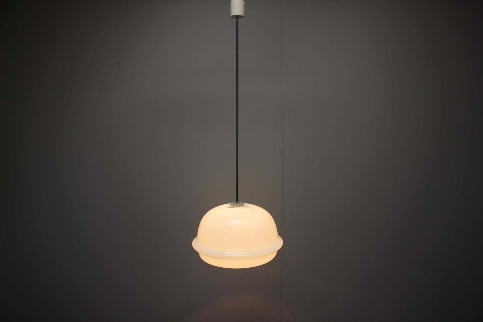 photo furniture Tsjechoslowaakse Space Age hanglamp van opaline melkglas, jaren 1970
