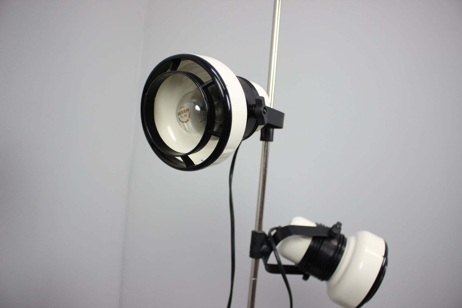 Lampadaire vintage hongrois à deux spots orientables, Space Age, années 1970, blanc et noir photo Luminaires