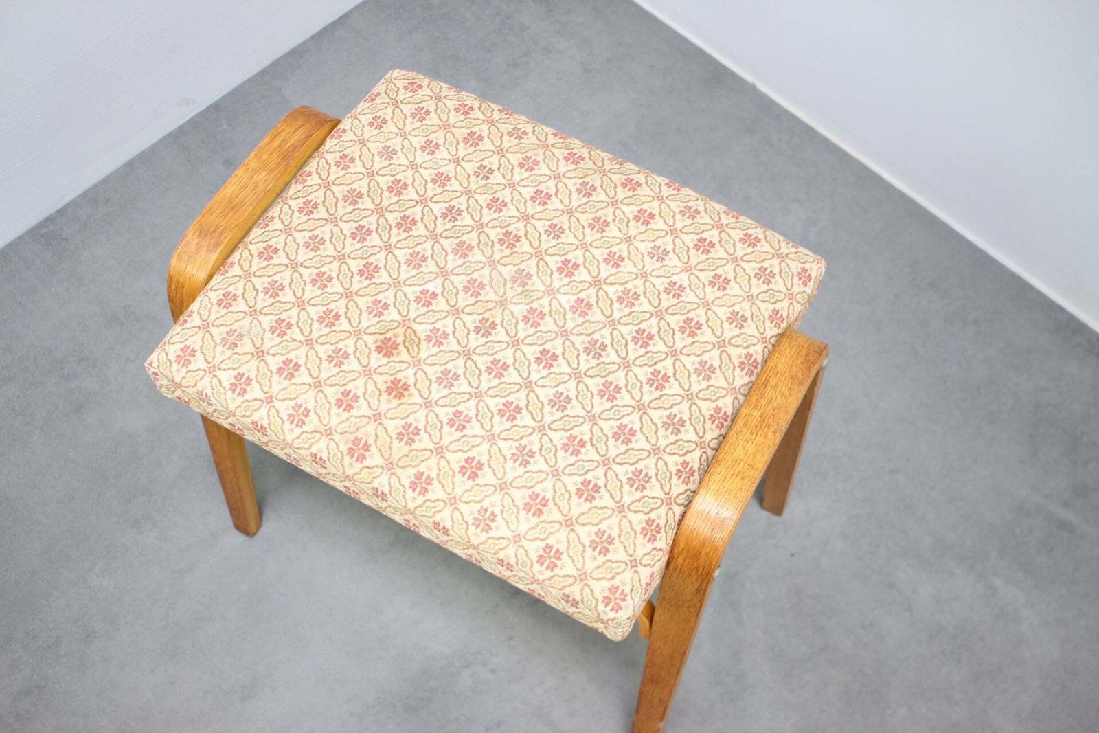 Repose-pied Jitona mid-century tapissé, Tchécoslovaquie, années 1960 photo furniture
