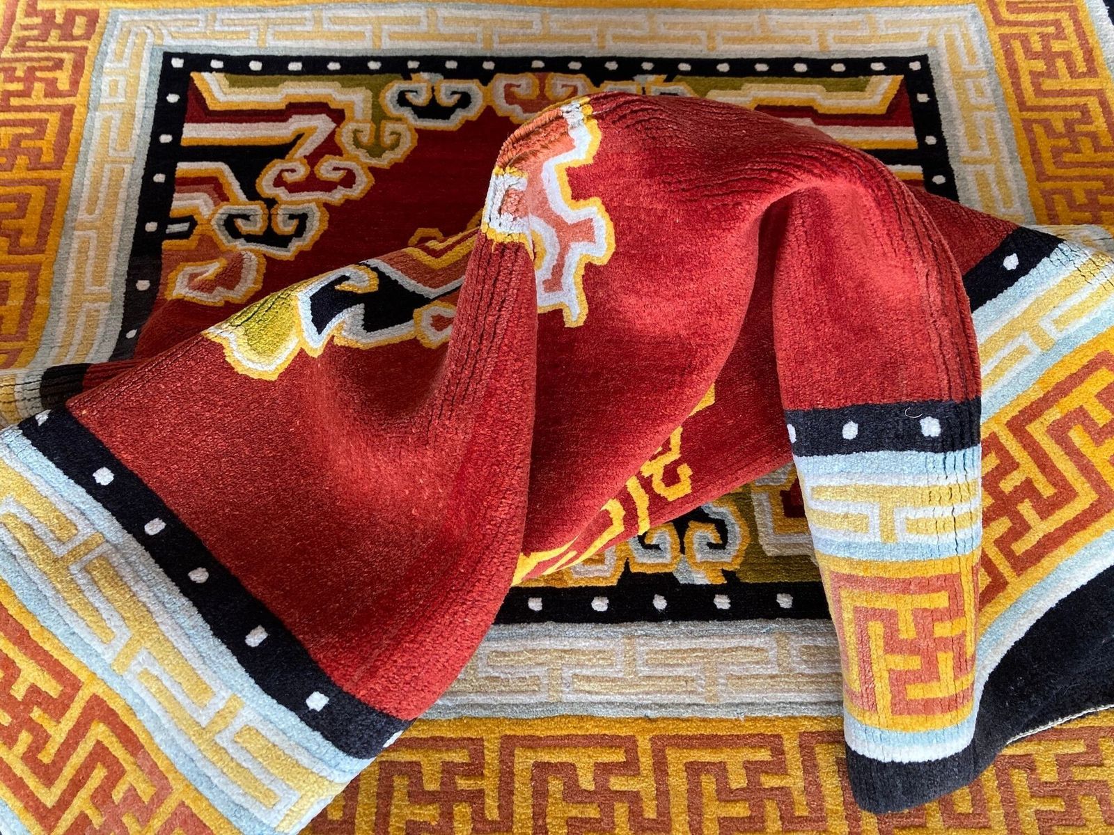 photo vintage Vintage Tibetan Rug 2.11m X 1.24m