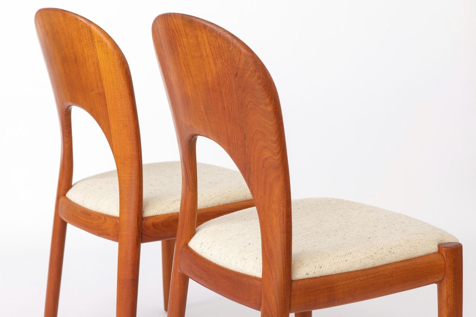 Paar Niels Koefoed Teakhouten Eetkamerstoelen, jaren 1970, Deens Modern, Lichtbeige Wollen Bekleding, Scandinavisch Mid-Century Design photo vinterior