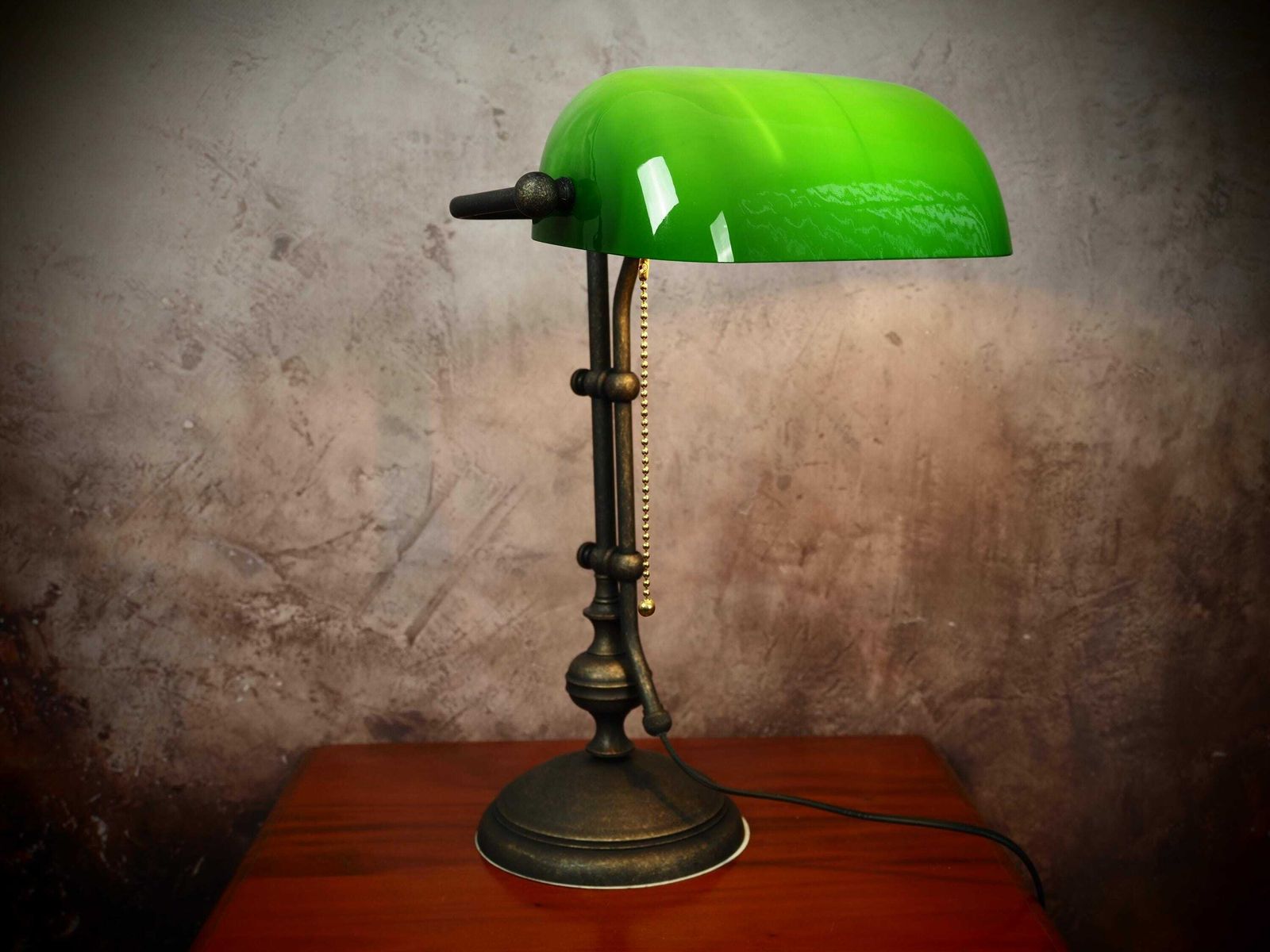 Klassieke Banker's Lamp in 1930s Stijl met Messing Voet en Groene Glazen Kap photo Verlichting
