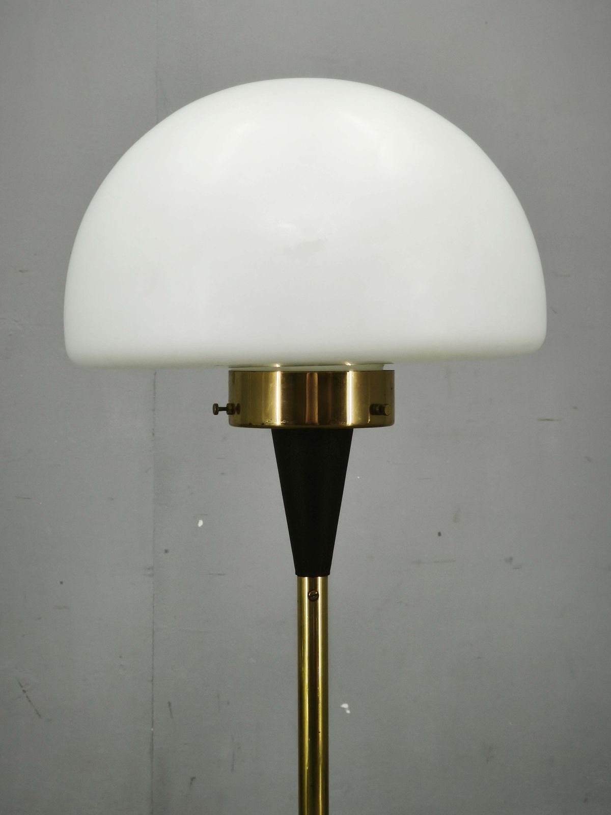485.0 Lidokov Space Age Vloerlamp in Messing en Opaalwit Glas, ca. jaren 1960 photo