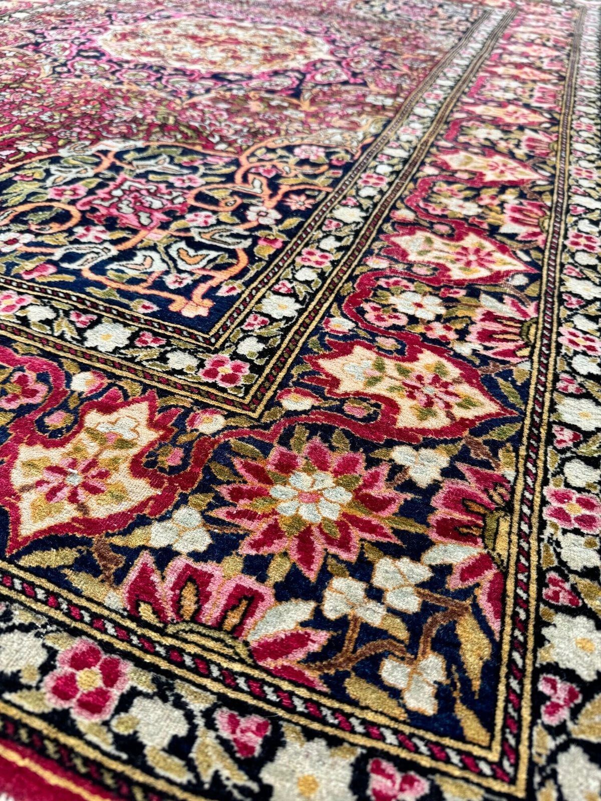 Antique Isfahan Rug 2.09m X 1.39m photo vintage