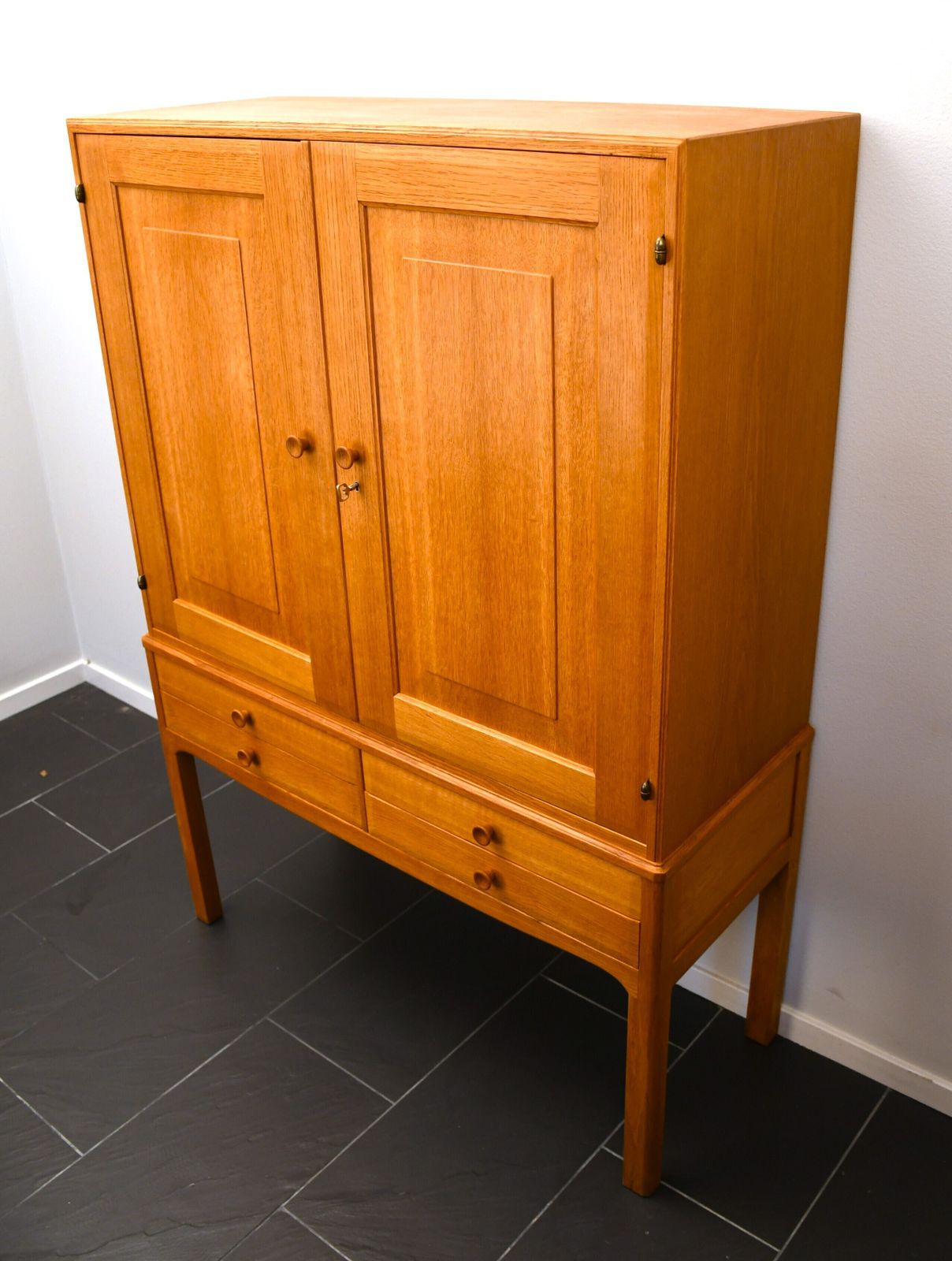 Cabinet en chêne suédois Carl Malmsten pour Carl Löfving & Söner AB. photo furniture