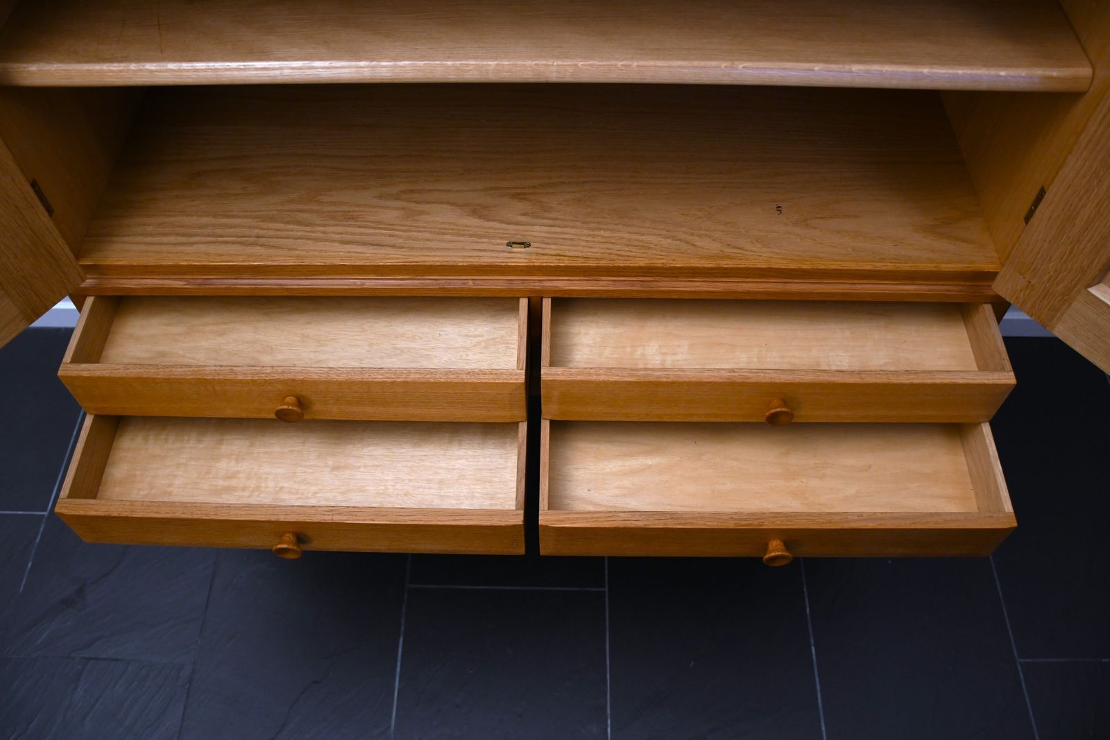 Cabinet en chêne suédois Carl Malmsten pour Carl Löfving & Söner AB. photo vinterior