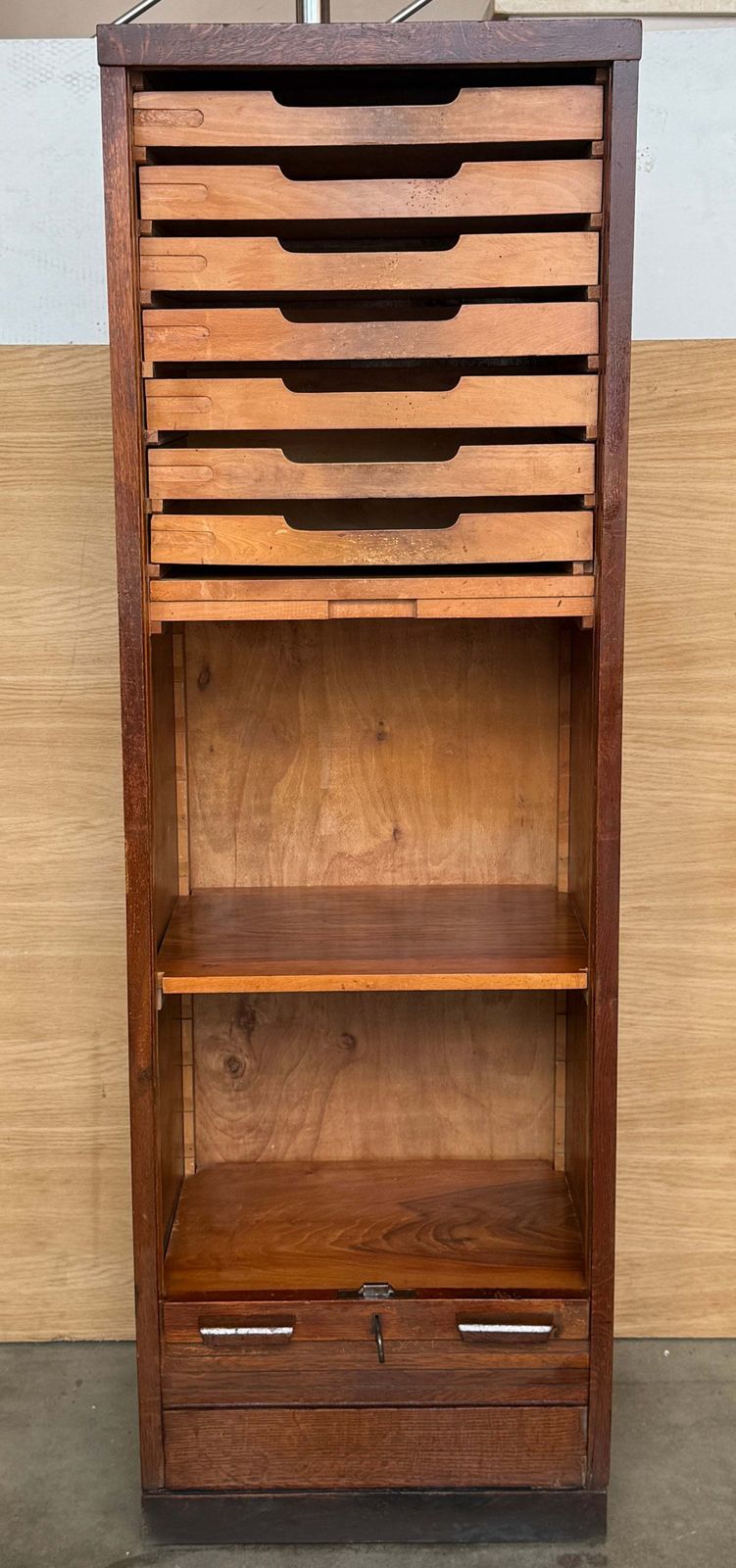Classeur à rideau tambour d'époque en bois avec plateaux coulissants pour documents photo vinterior