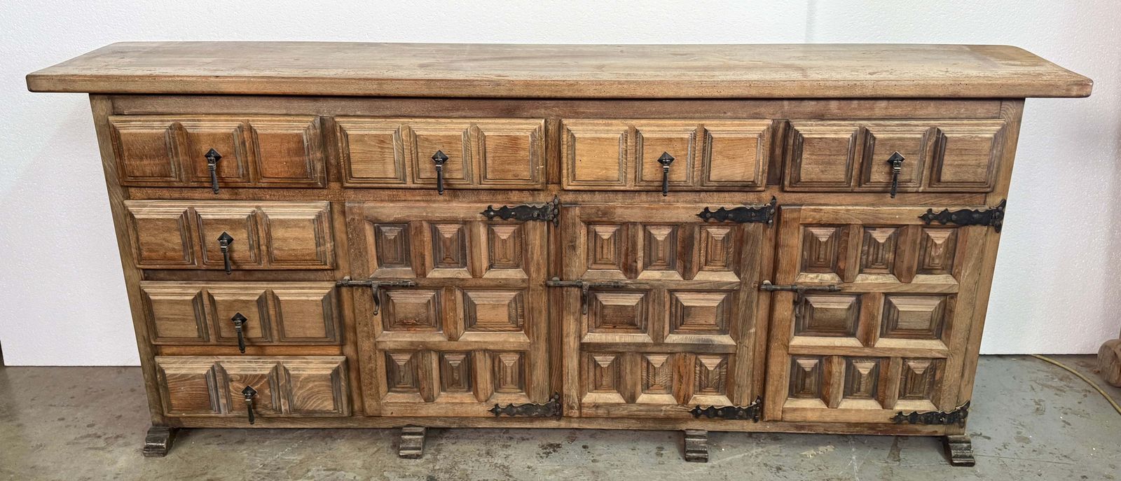 Buffet espagnol rustique en bois sculpté avec tiroirs latéraux et quatre portes photo for sale