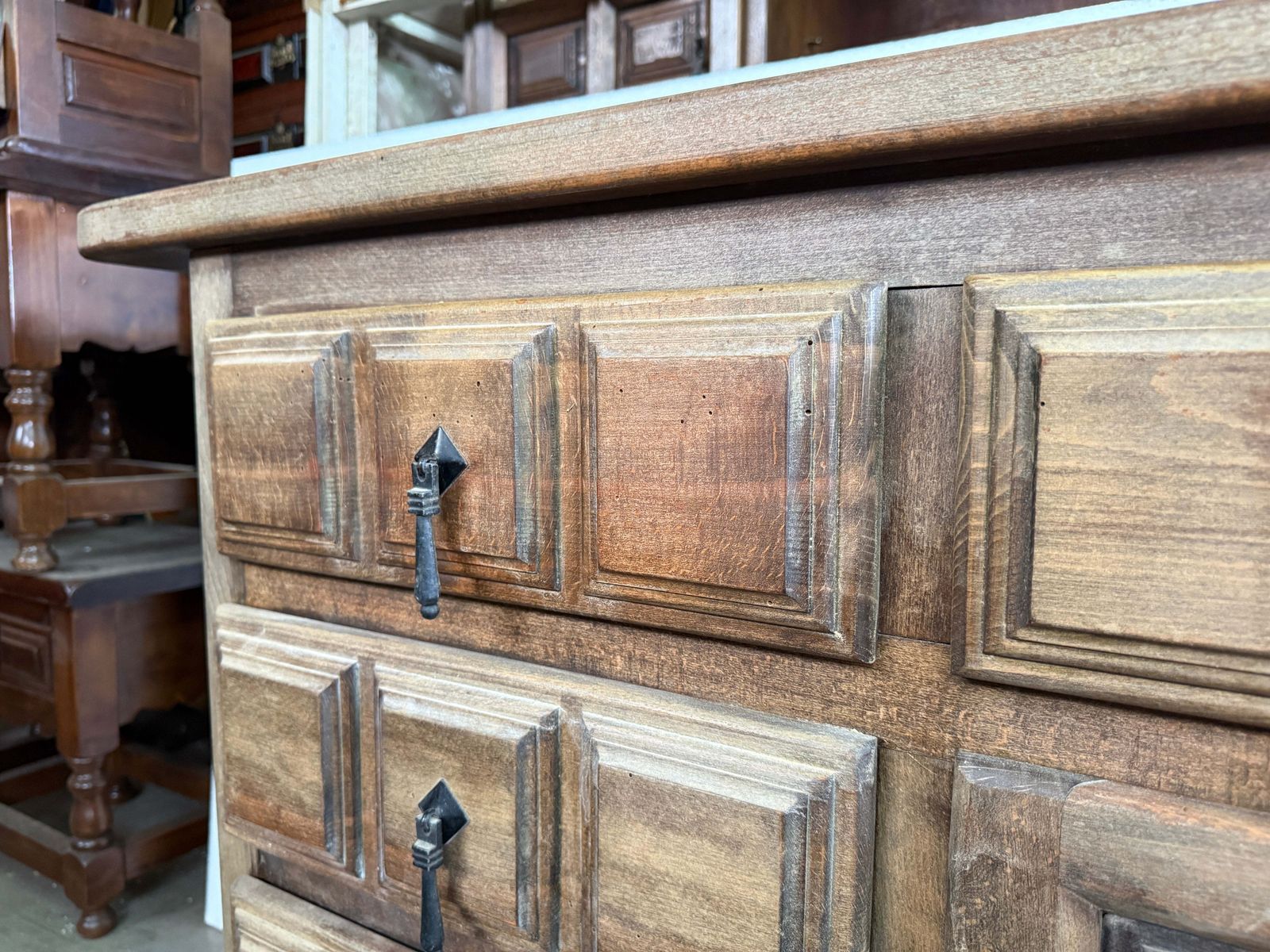 Buffet espagnol rustique en bois sculpté avec tiroirs latéraux et quatre portes photo vintage