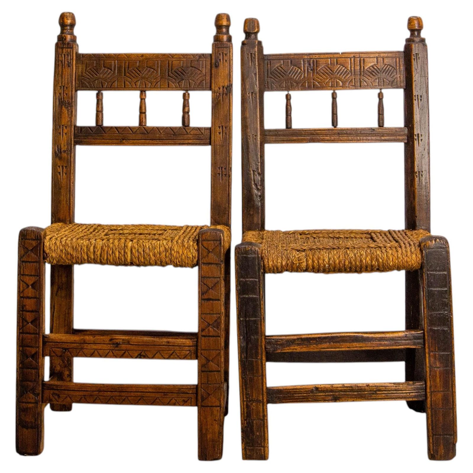 Spaans paar decoratieve bijzetstoelen van grenenhout, 19e eeuw photo furniture