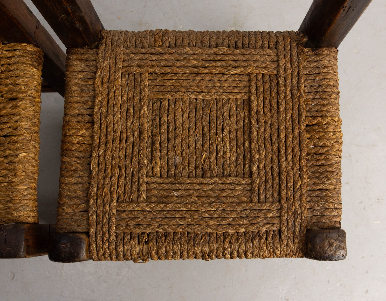 Spaans paar decoratieve bijzetstoelen van grenenhout, 19e eeuw photo Meubels