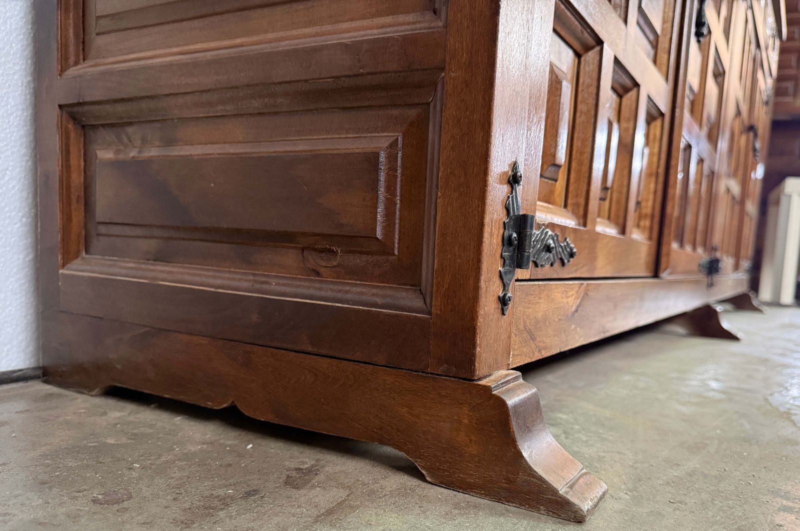 photo for sale Buffet espagnol rustique en bois sculpté avec ferrures forgées à la main, XXe siècle