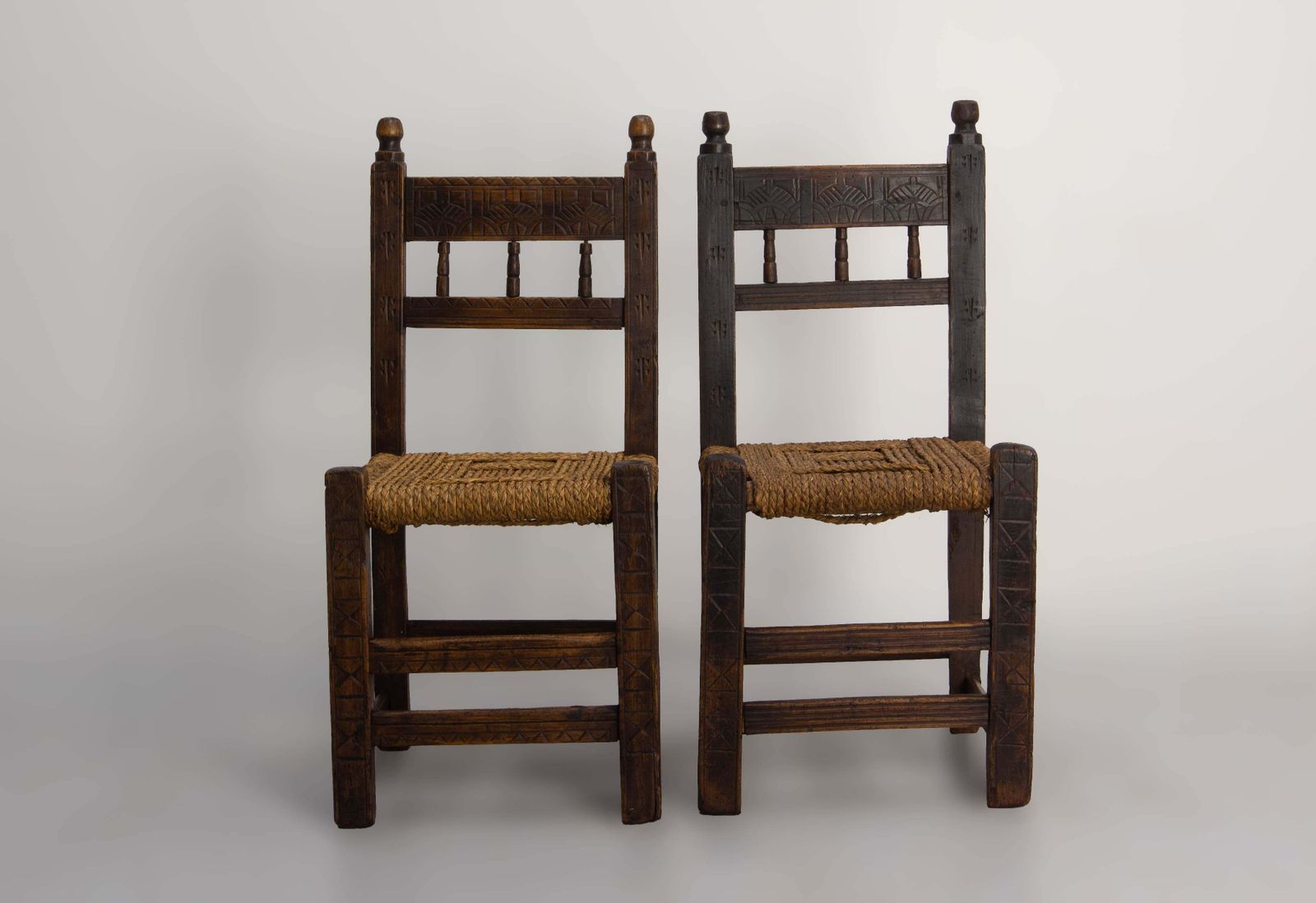 Spanish Pair Of Decorative Side Pine Chairs 19th Century photo for sale