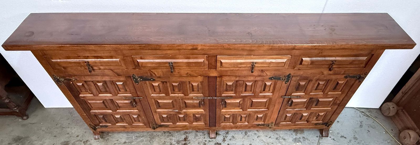 Buffet espagnol rustique en bois sculpté avec ferrures forgées à la main, XXe siècle photo 5129.0
