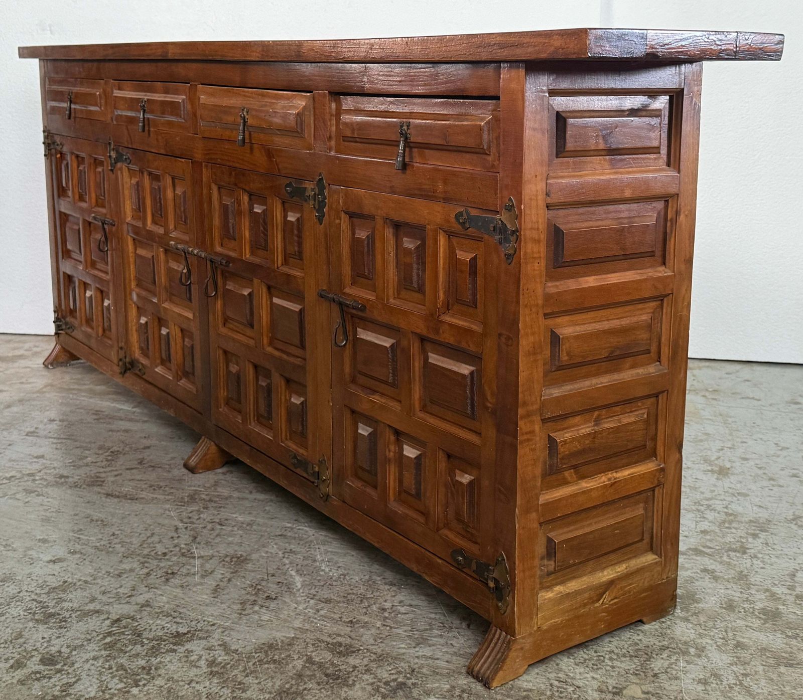 Buffet espagnol rustique en bois sculpté avec ferrures forgées à la main, XXe siècle photo buy