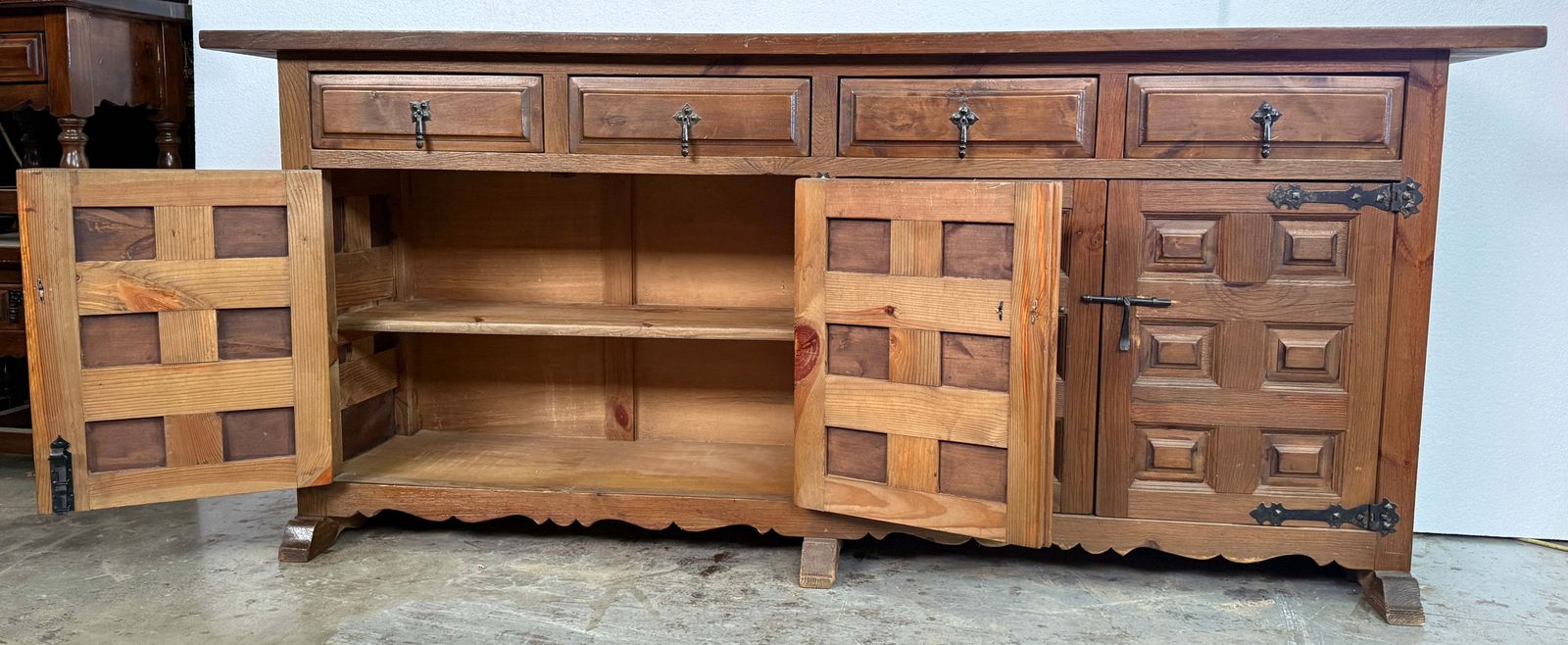Buffet ou cabinet rustique espagnol en bois sculpté avec poignées latérales photo vinterior