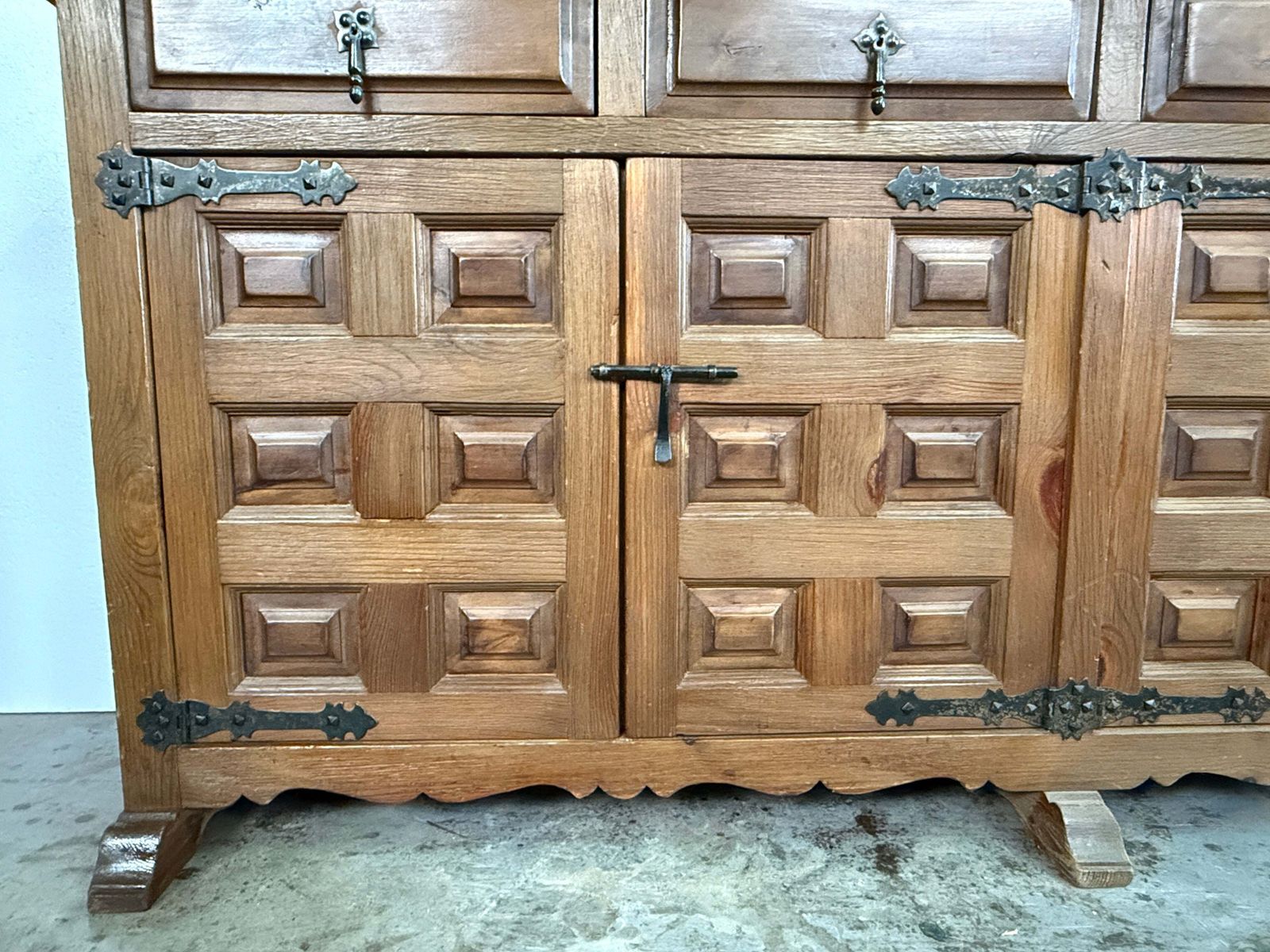 photo furniture Buffet ou cabinet rustique espagnol en bois sculpté avec poignées latérales