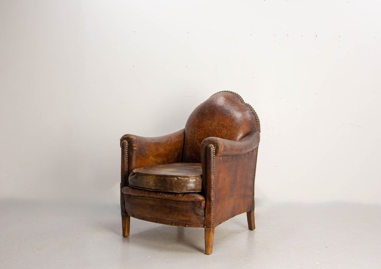 Fauteuil club Art déco d'époque en cuir et skaï à clous, français, vers 1920 photo for sale