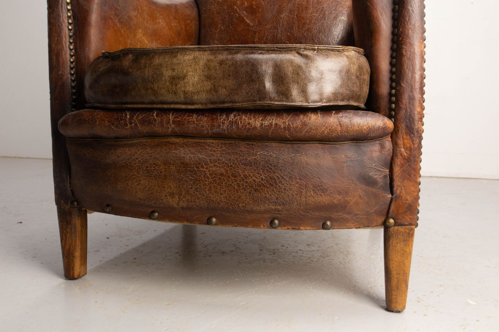 Fauteuil club Art déco d'époque en cuir et skaï à clous, français, vers 1920 photo buy