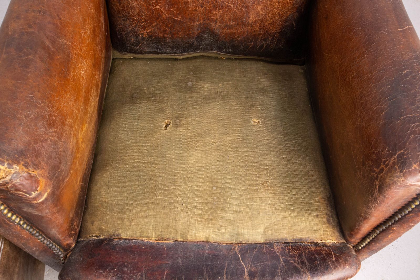 Mobilier Fauteuil club Art déco d'époque en cuir et skaï à clous, français, vers 1920 photo
