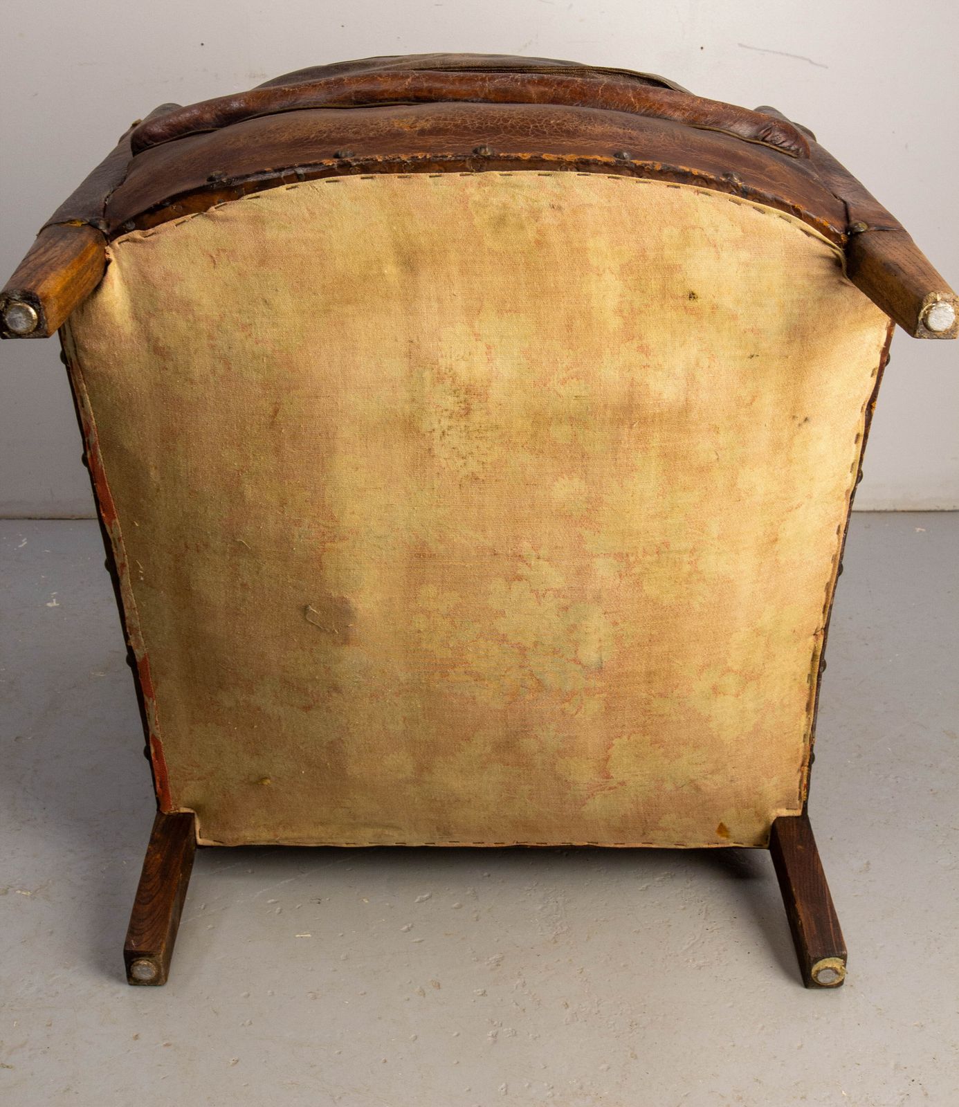 1499.0 Fauteuil club Art déco d'époque en cuir et skaï à clous, français, vers 1920 photo