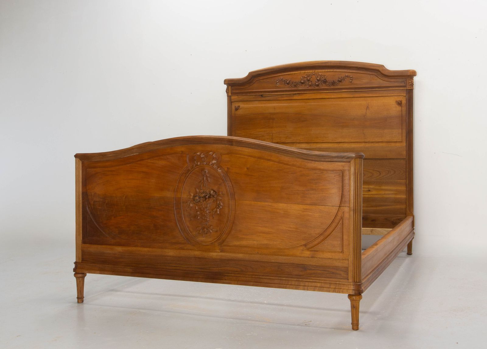 Frans gesneden walnoothouten bed, vol formaat of tweepersoonsbed, Louis XVI-stijl, ca. 1900 photo furniture