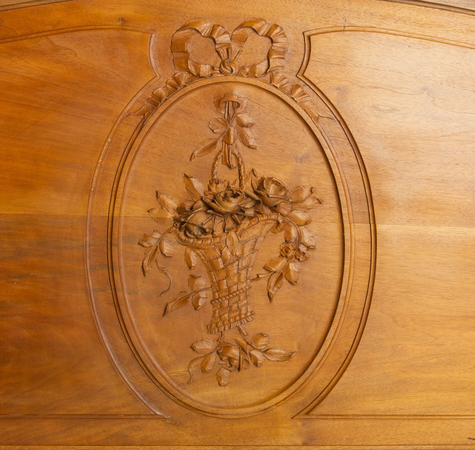 Frans gesneden walnoothouten bed, vol formaat of tweepersoonsbed, Louis XVI-stijl, ca. 1900 photo 2367.0