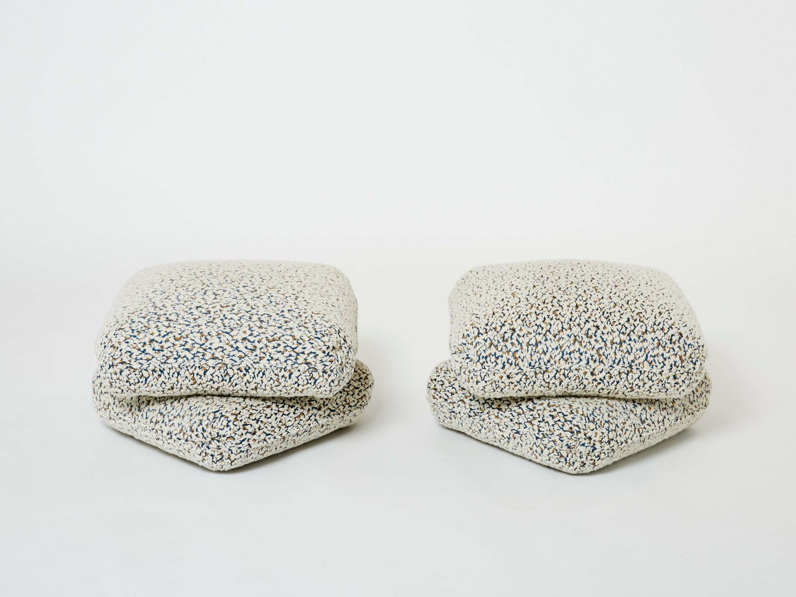 Paire de poufs ottomans Jacques Charpentier en bouclé alpaga, Maison Jansen, années 1970 photo furniture