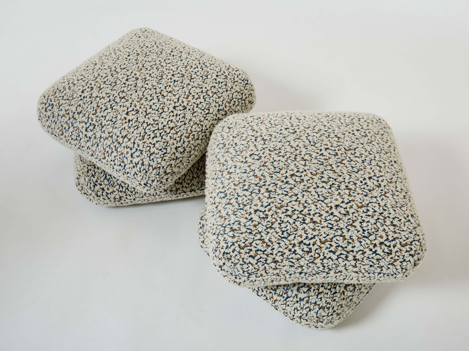 Paire de poufs ottomans Jacques Charpentier en bouclé alpaga, Maison Jansen, années 1970 photo 8911.0