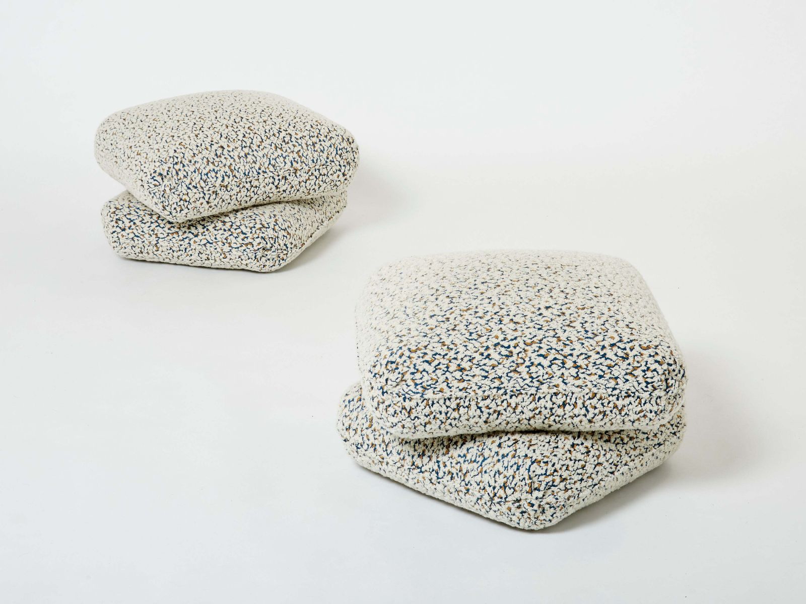 photo furniture Paire de poufs ottomans Jacques Charpentier en bouclé alpaga, Maison Jansen, années 1970
