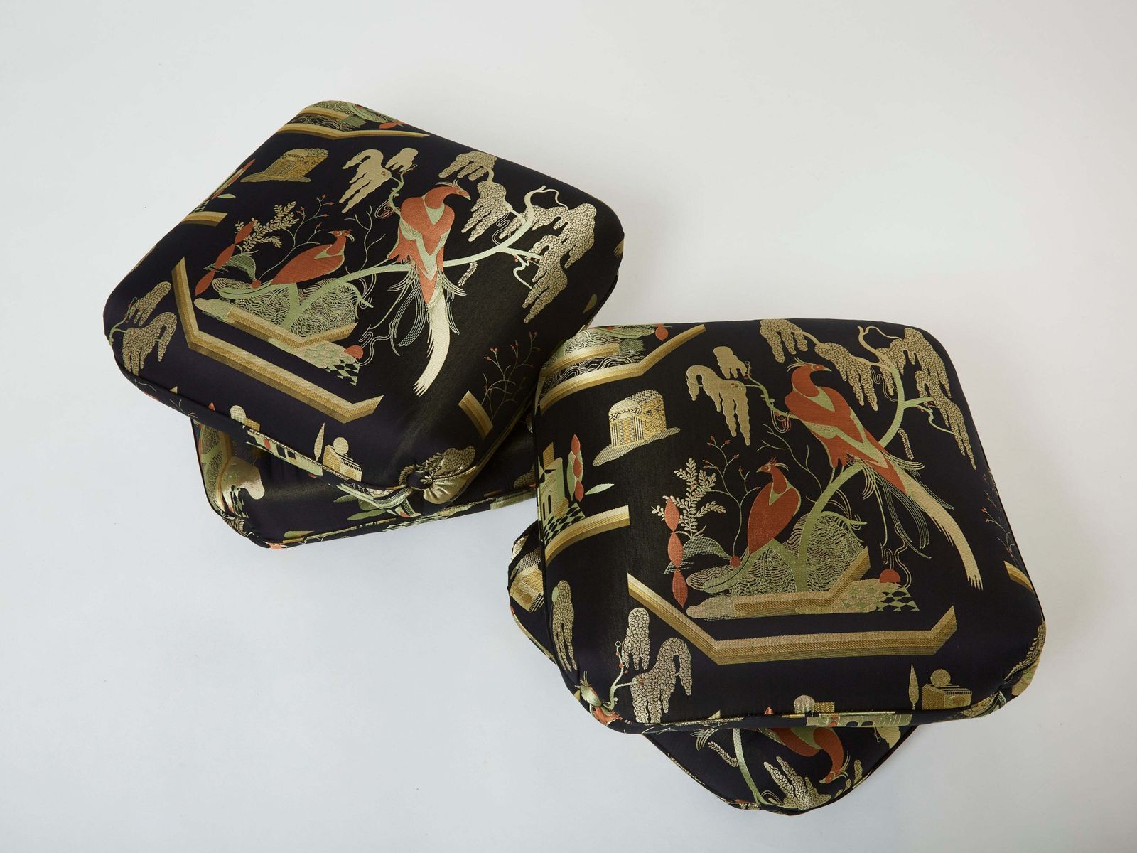 Mobilier Paire de poufs Jacques Charpentier pour Maison Jansen en soie Jacquard, années 1970 photo
