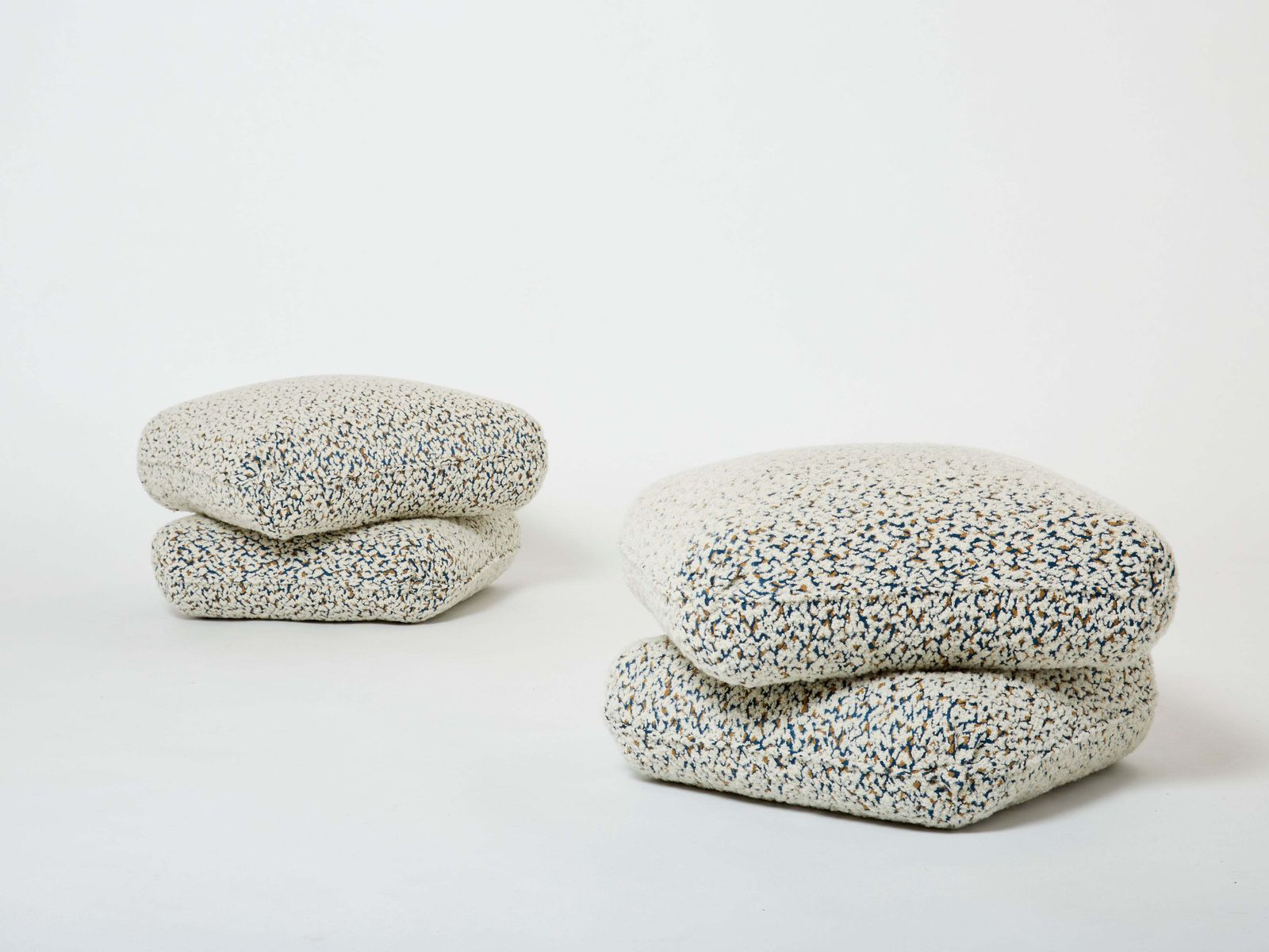 Mobilier Paire de poufs ottomans Jacques Charpentier en bouclé alpaga, Maison Jansen, années 1970 photo