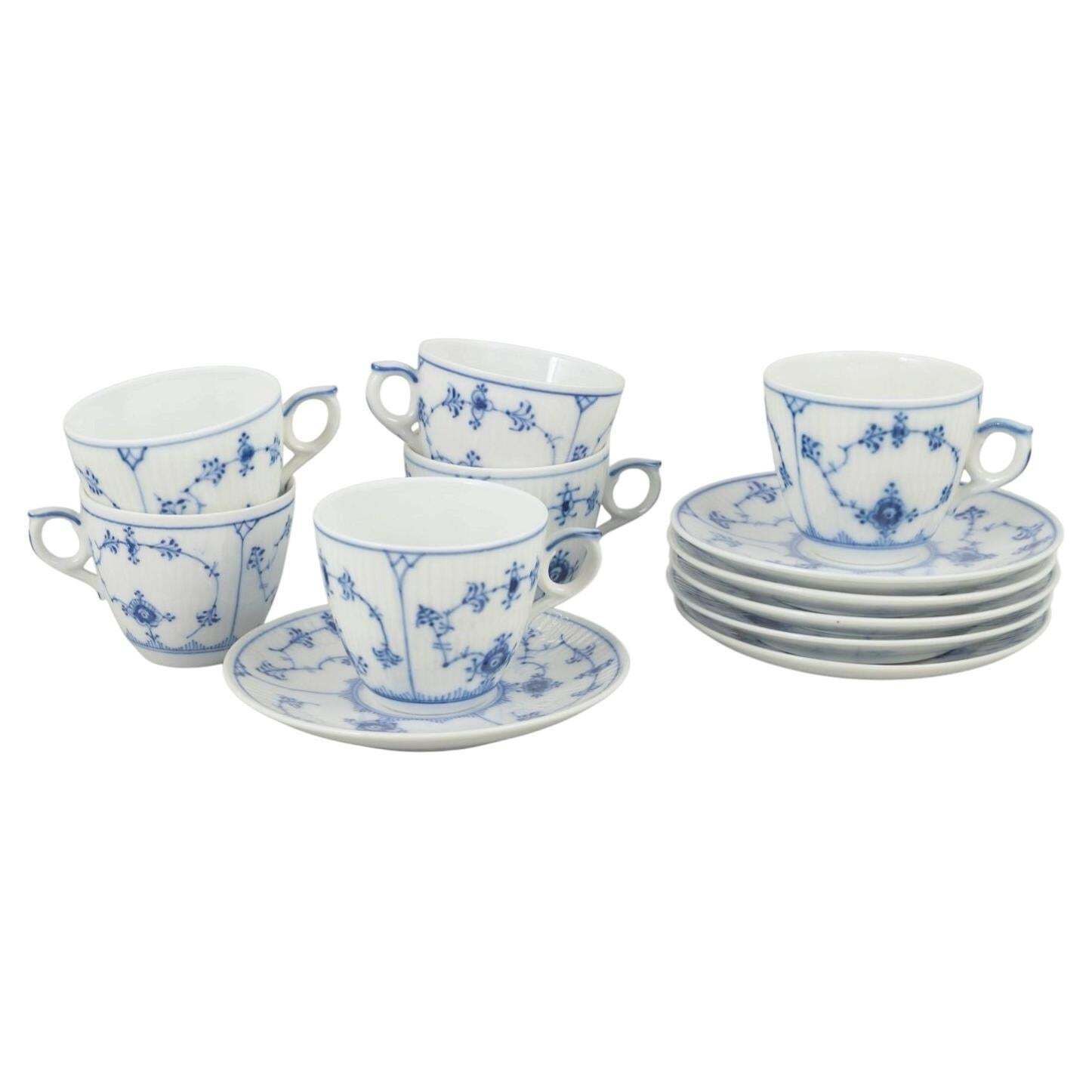 Royal Copenhagen, Blue Fluted Plain. Service de six tasses à café avec soucoupes.