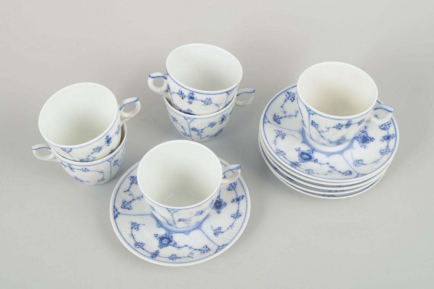 Royal Copenhagen, Blue Fluted Plain. Service de six tasses à café avec soucoupes. photo furniture