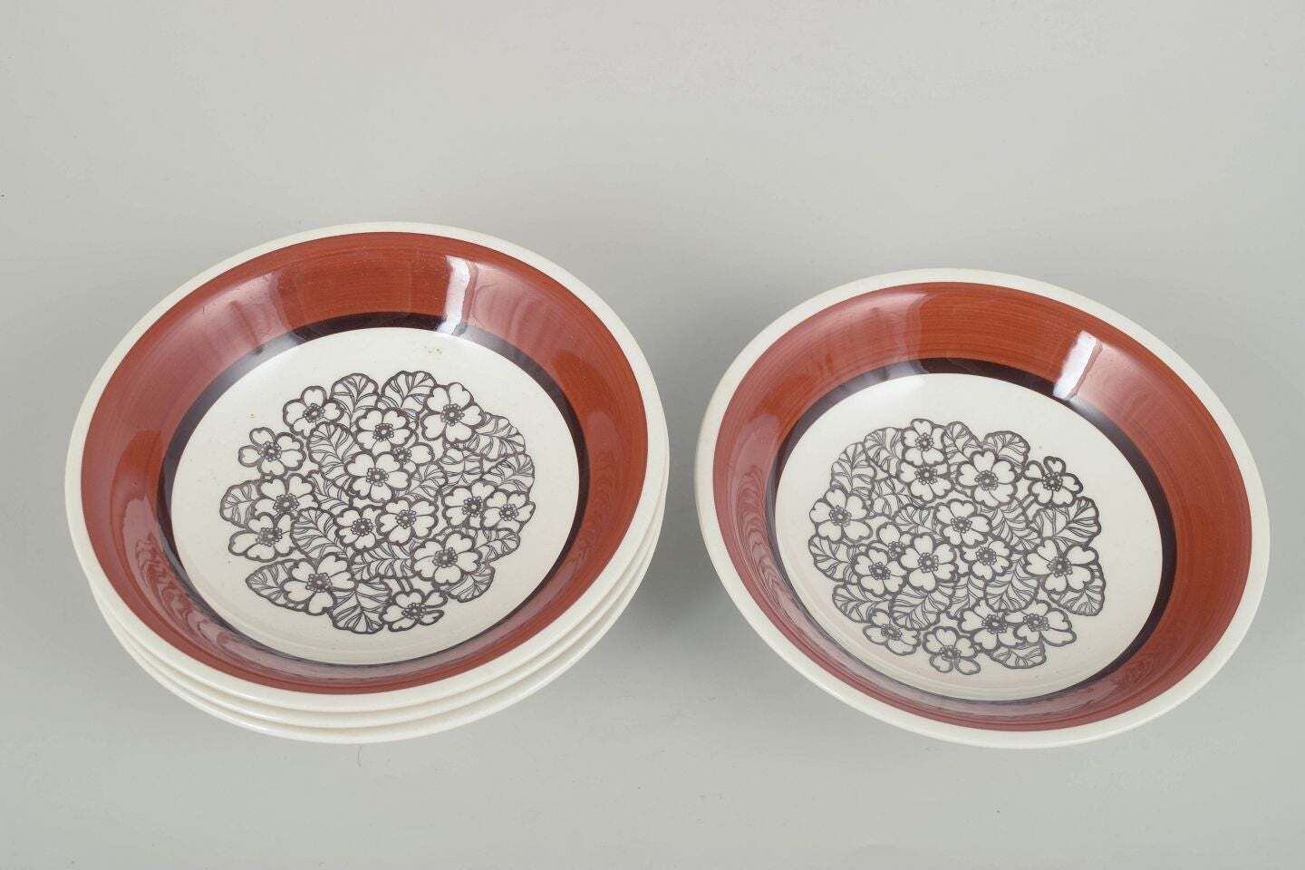 Gefle, Suède. Lot de quatre assiettes creuses en grès. Série « Agneta », années 1970. photo furniture