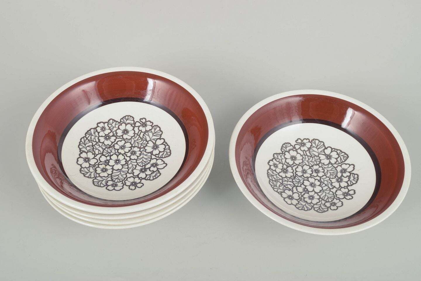 Gefle, Zweden. Set van vijf diepe stoneware borden. "Agneta" serie, jaren 1970. photo furniture