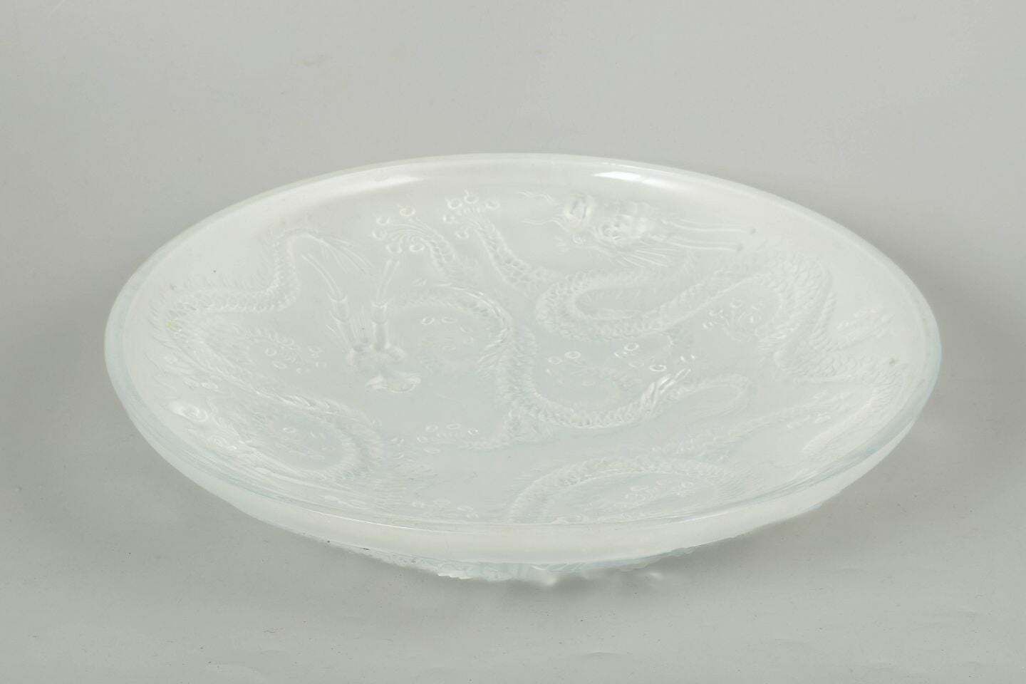 Grand plat au dragon chinois en verre opaline Josef Inwald pour Barolac, milieu du XXe siècle photo furniture
