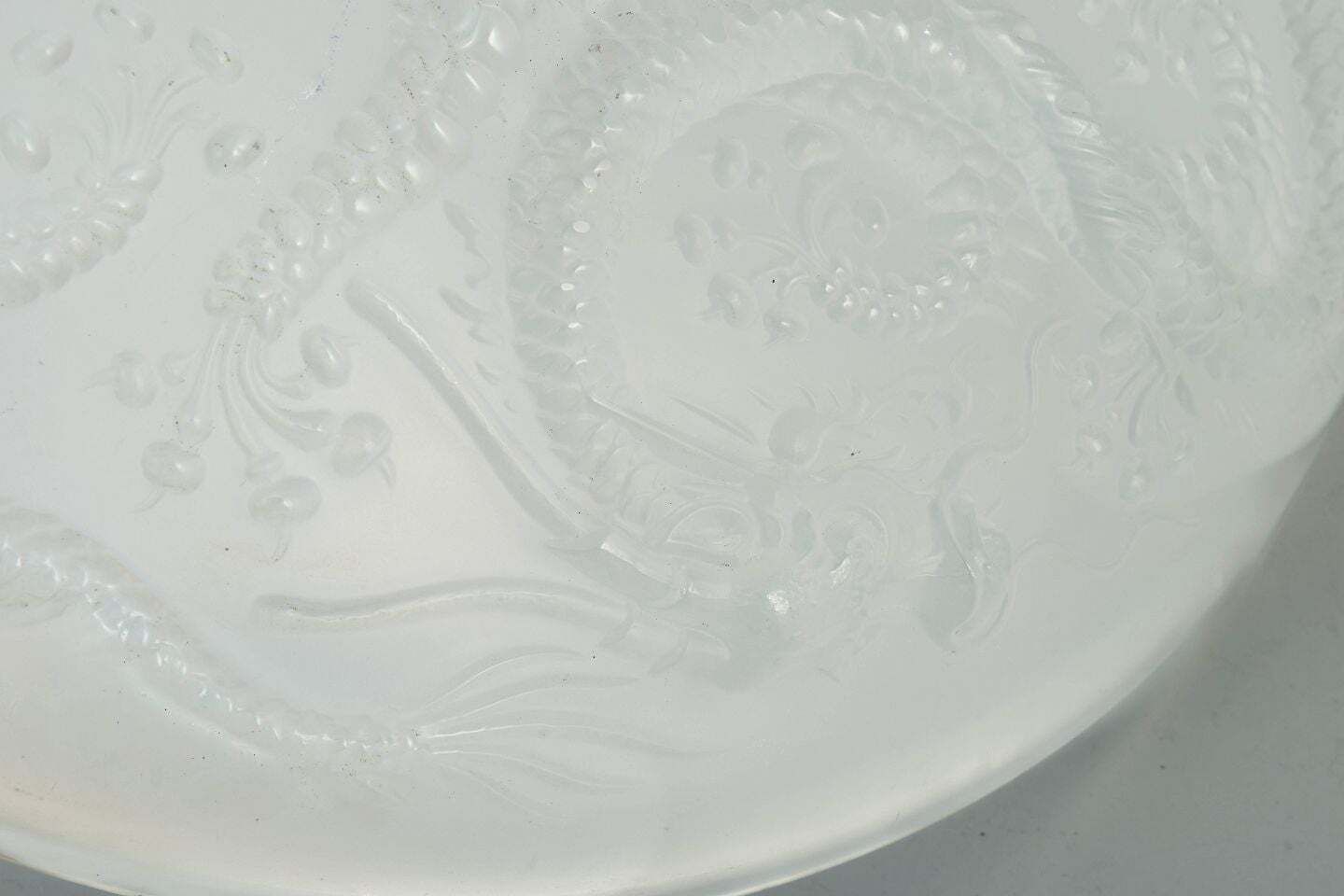 Josef Inwald voor Barolac. Grote Chinese drakenschotel in opaalkleurig glas. Midden 20e eeuw photo Woonaccessoires
