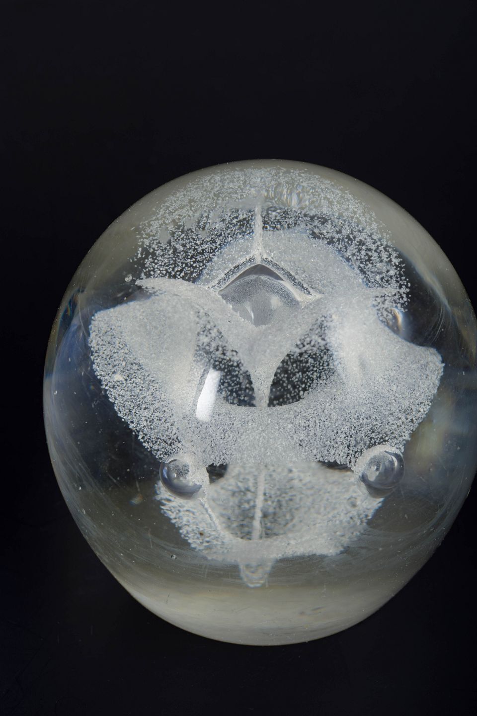 Åhus en anderen, twee paperweights in kunstglas. Eind 20e eeuw. photo furniture