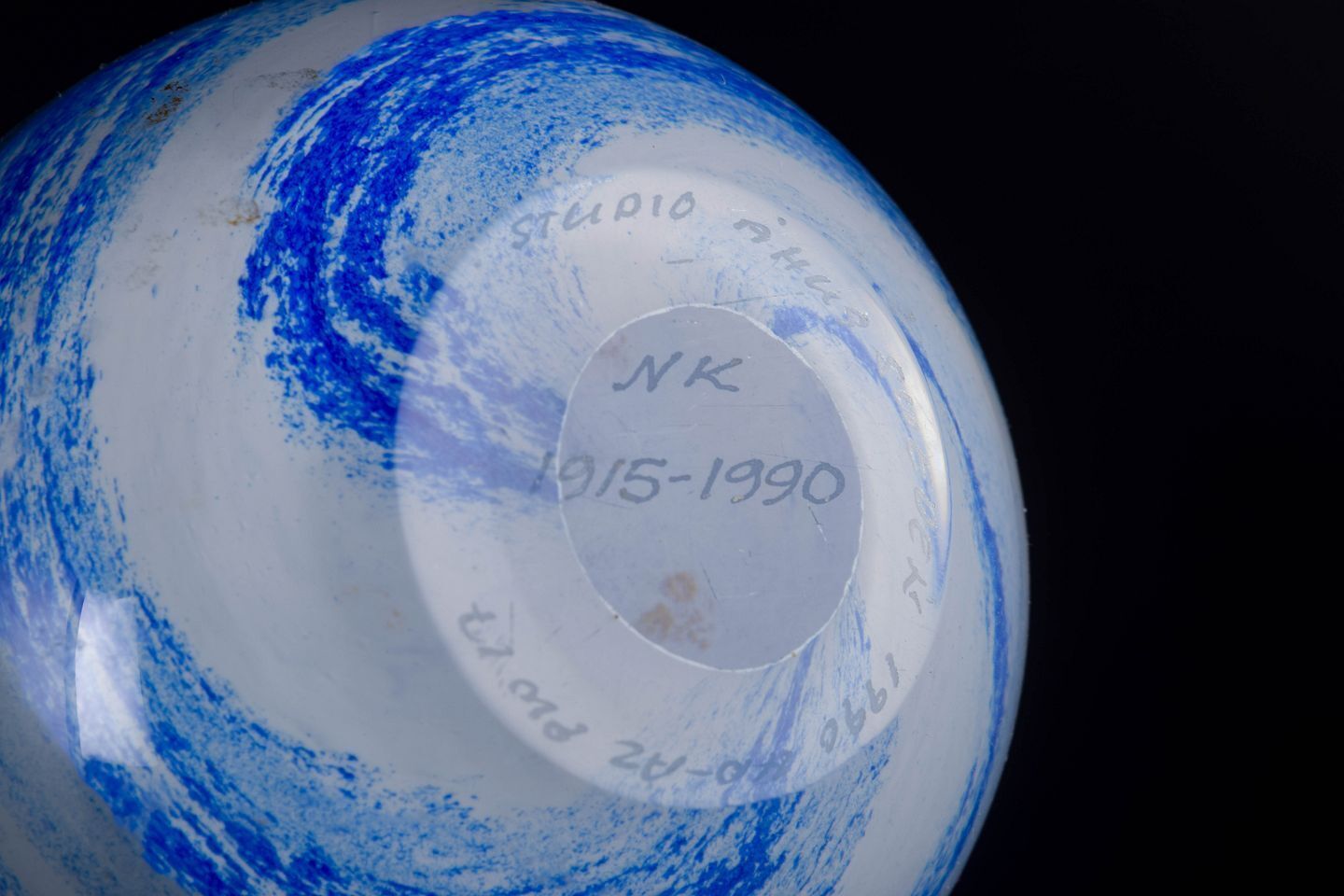 Åhus en anderen, twee paperweights in kunstglas. Eind 20e eeuw. photo Woonaccessoires