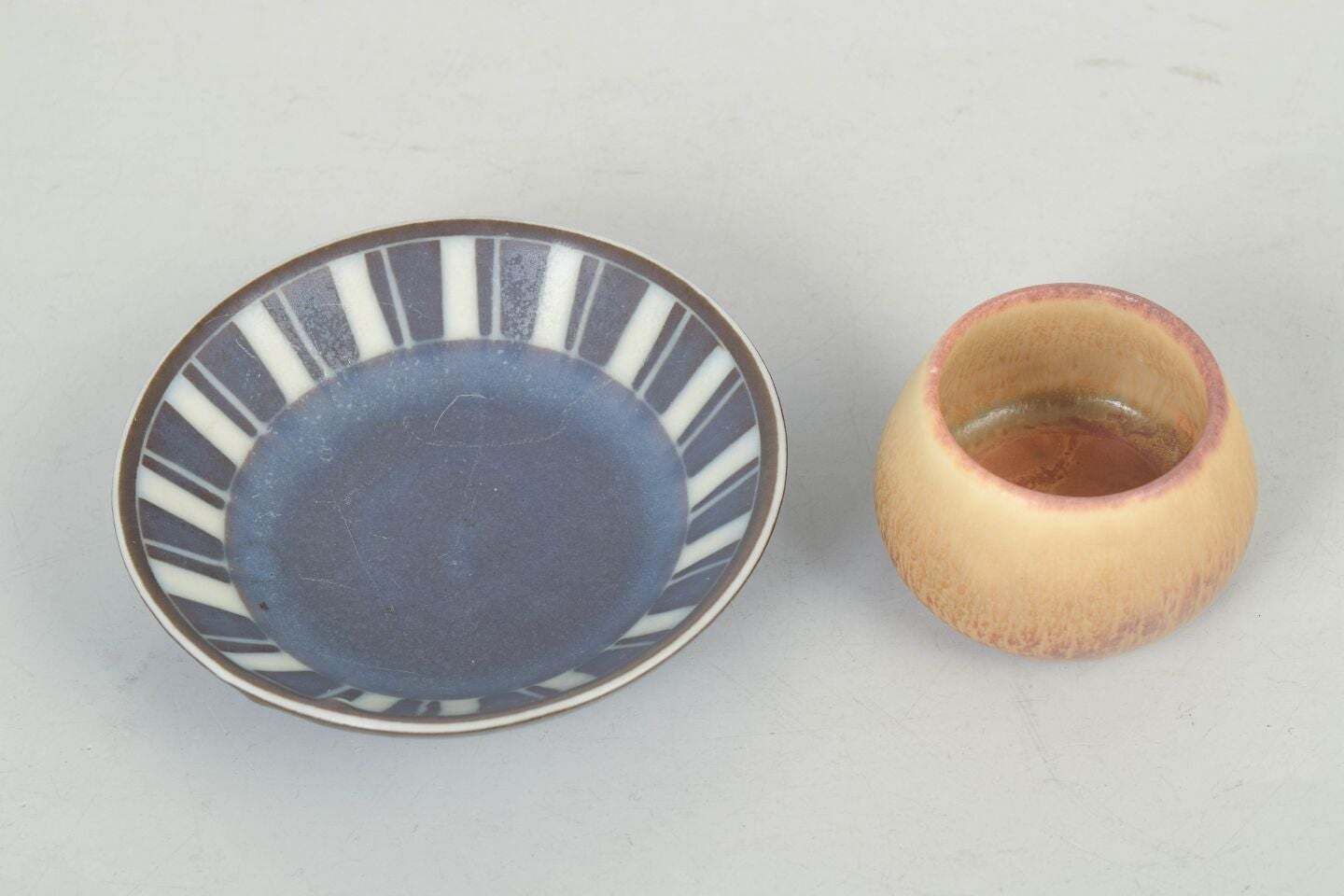 Carl Harry Stålhane en Gunnar Nylund, Rörstrand. Twee miniatuur steengoedstukken photo furniture