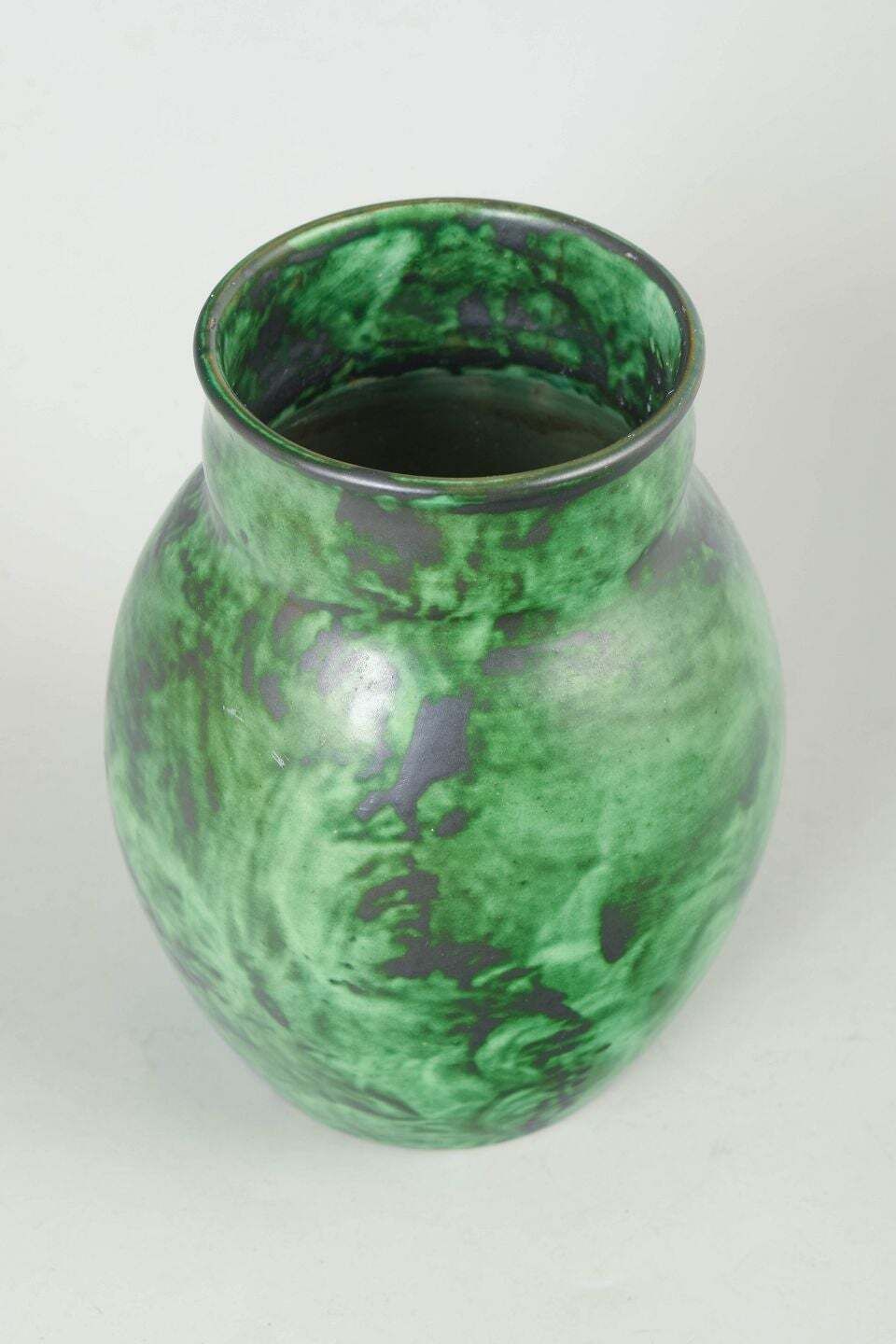 Nittsjö. Keramische vaas met gemarmerd groen glazuur. Midden 20e eeuw. photo furniture