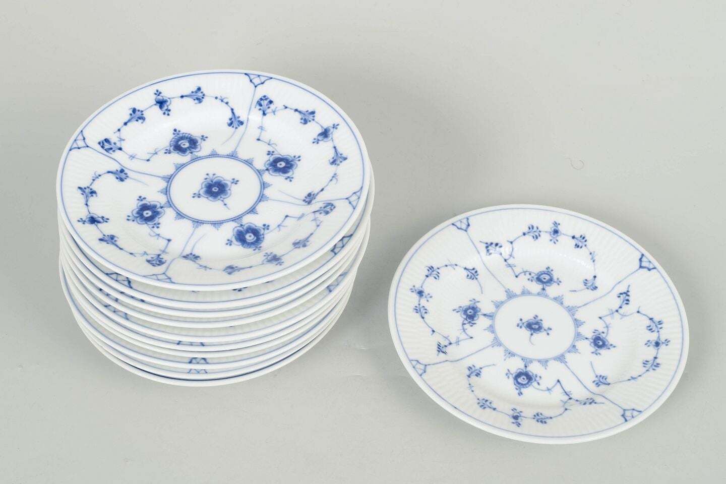 Royal Copenhagen, Blue Fluted Plain. Ensemble de onze petites assiettes en porcelaine. photo furniture