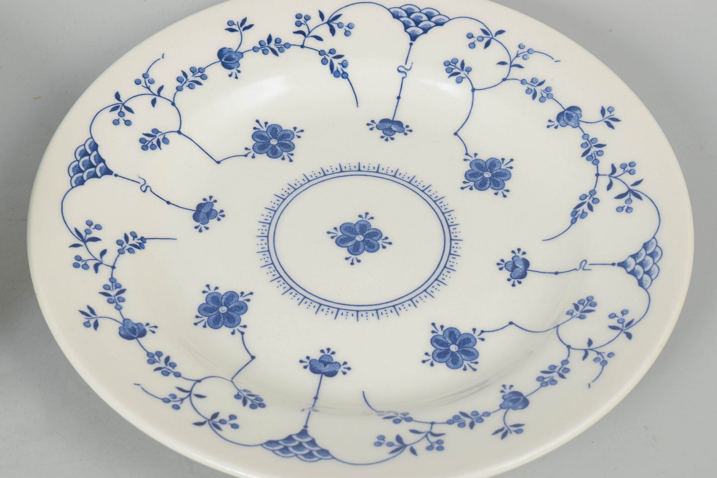 Churchill, Staffordshire. Lot de six assiettes à salade en faïence. Style bleu fluted. photo for sale