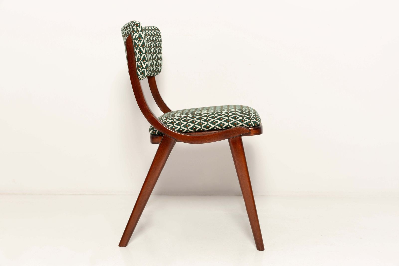 Vier mid-century modern Boomerang stoelen, wit en groen jacquard, Polen, 1960 photo Meubels
