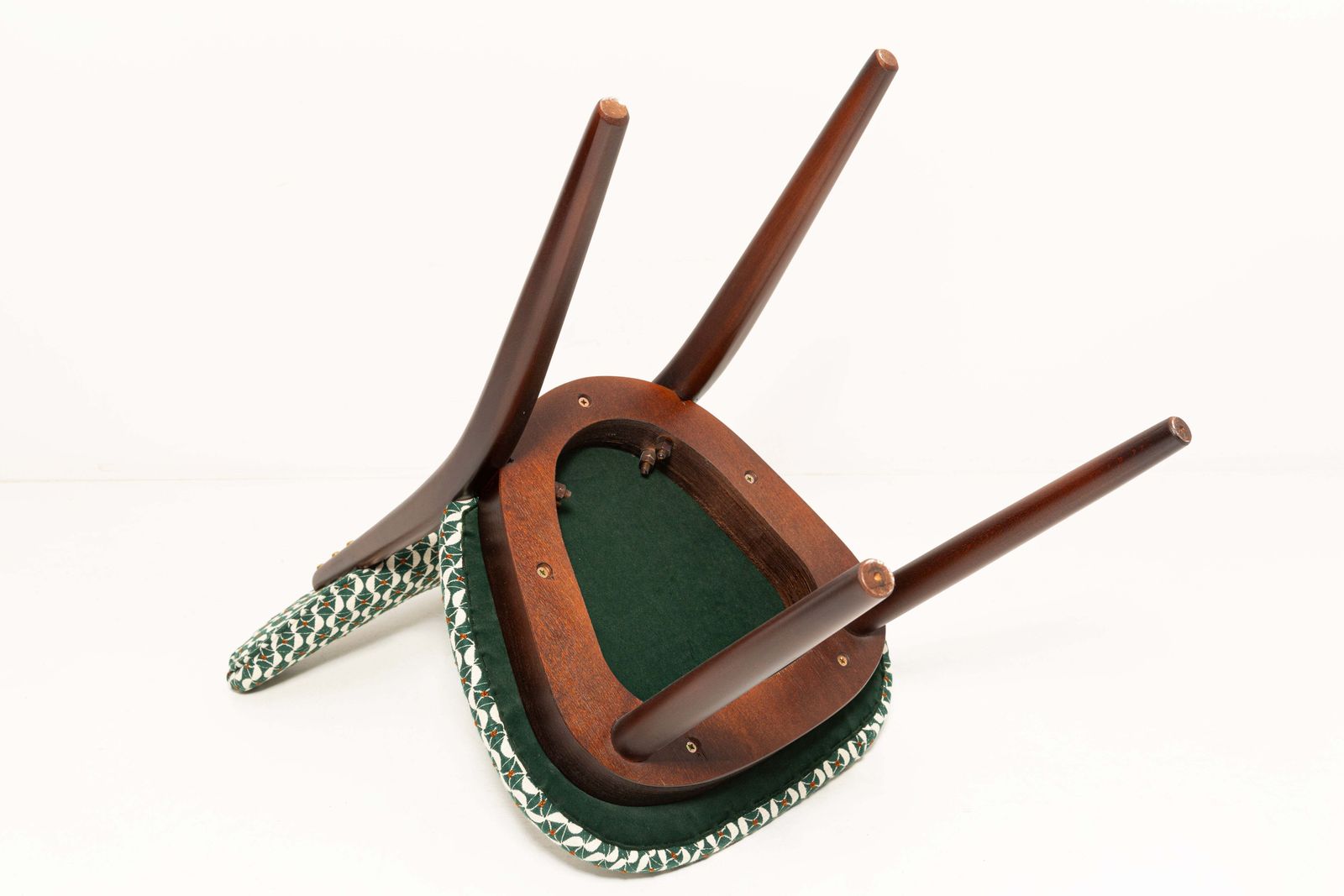 Meubels Zes mid-century hartstoelen, wit en groen art deco jacquard, Europa, jaren 1960 photo