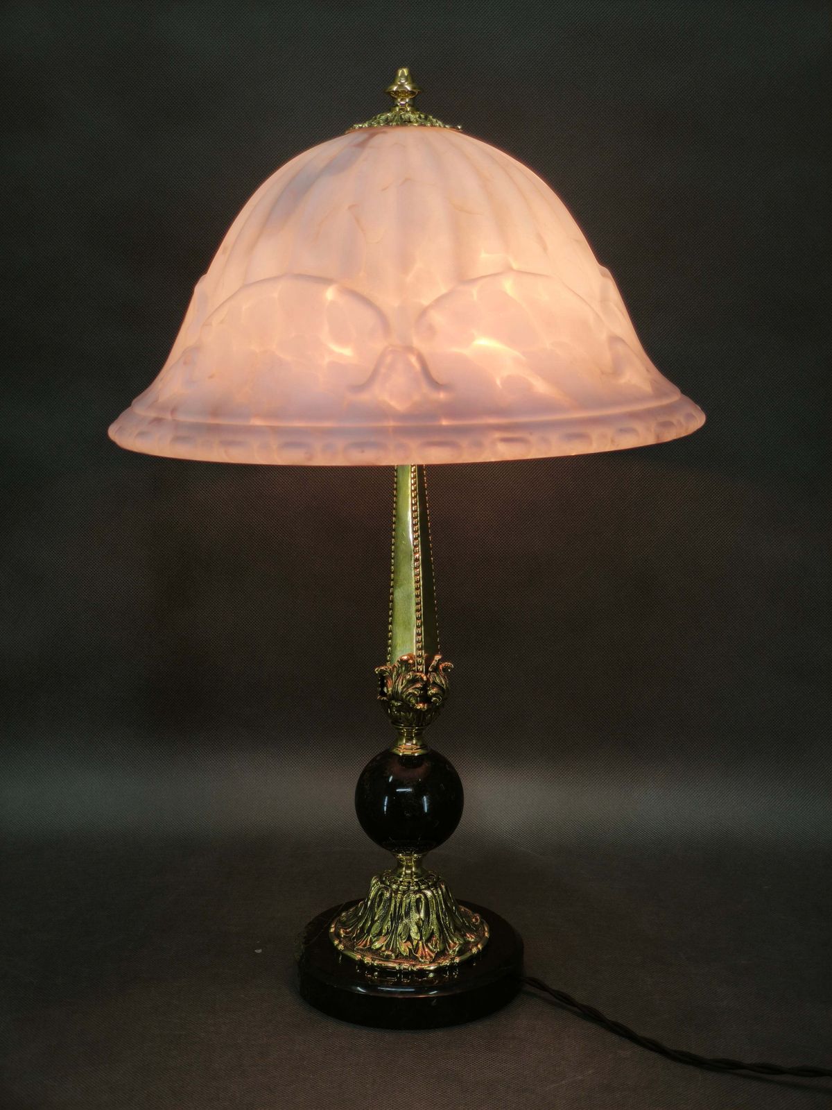 Lampe de table Art Nouveau française en laiton, marbre et verre opaline, années 1920 photo furniture